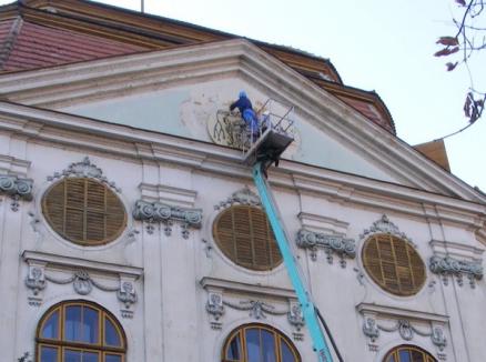 Episcopia Romano-Catolică se răzbună: a dat jos inscripţia "Muzeu" de pe Palatul Baroc (FOTO)